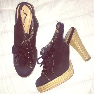 Black laced up heel Size 7